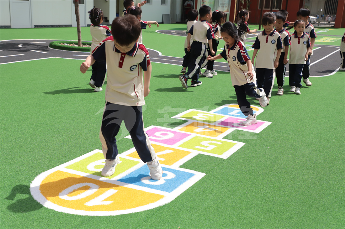 幼兒園戶外場地設(shè)計，幼兒園地彈坪